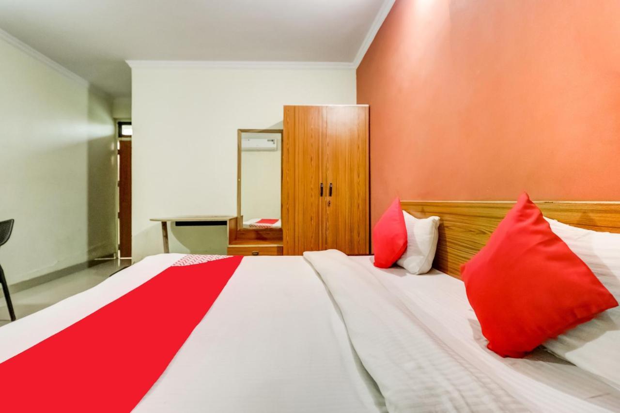 Oyo Hotel R K Residency Гургаон Экстерьер фото